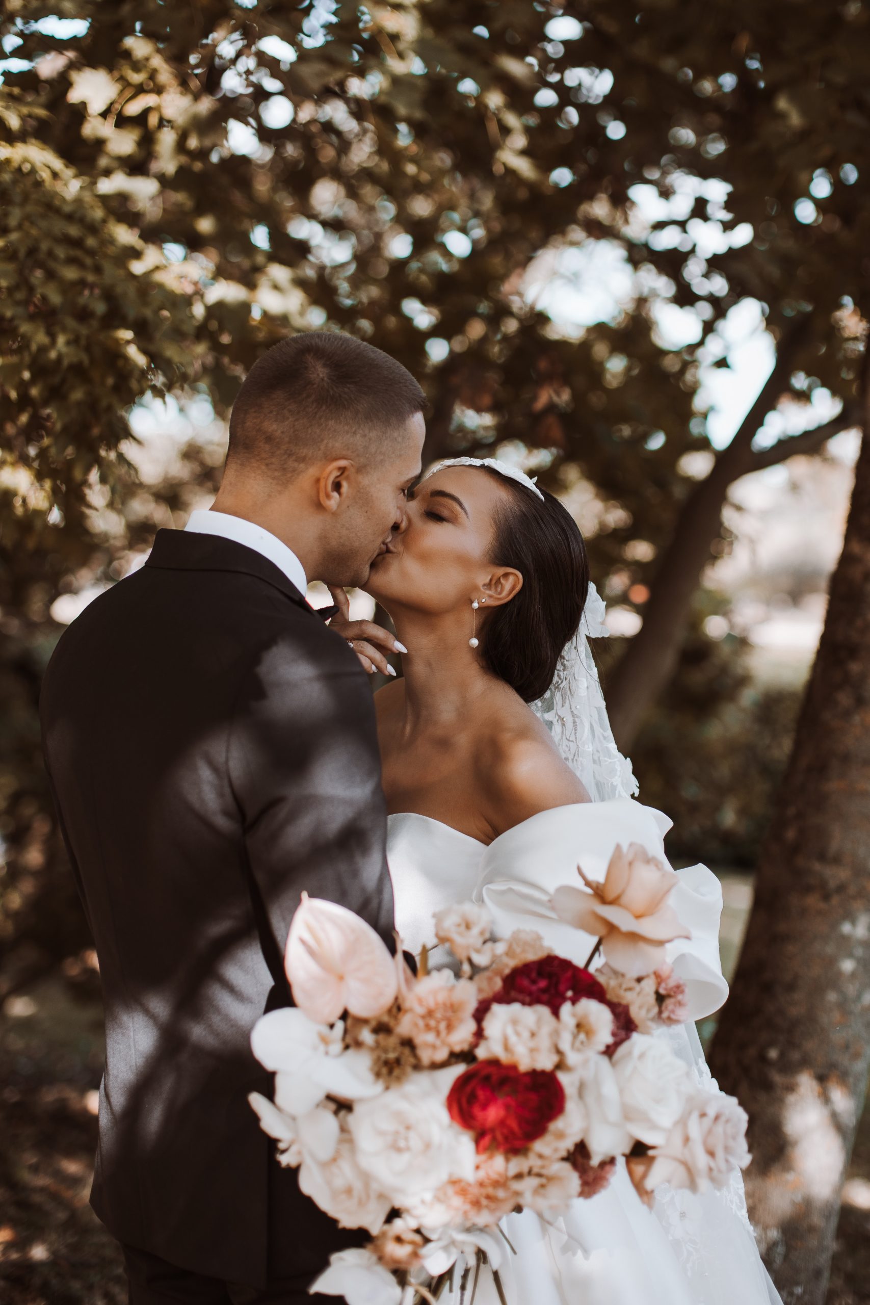 Wedding Flowers Couple Kiss