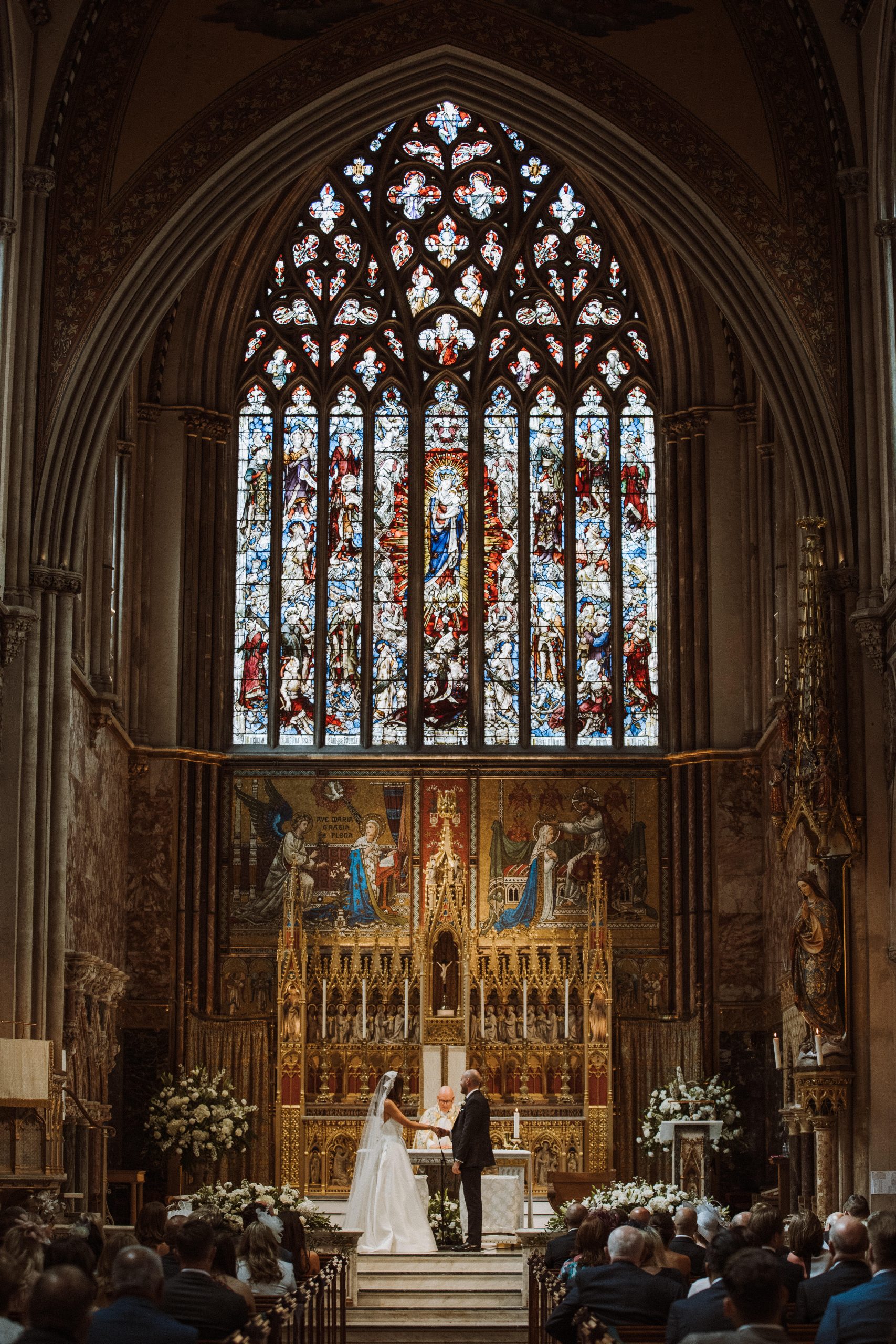wedding couple church cathedralaltar